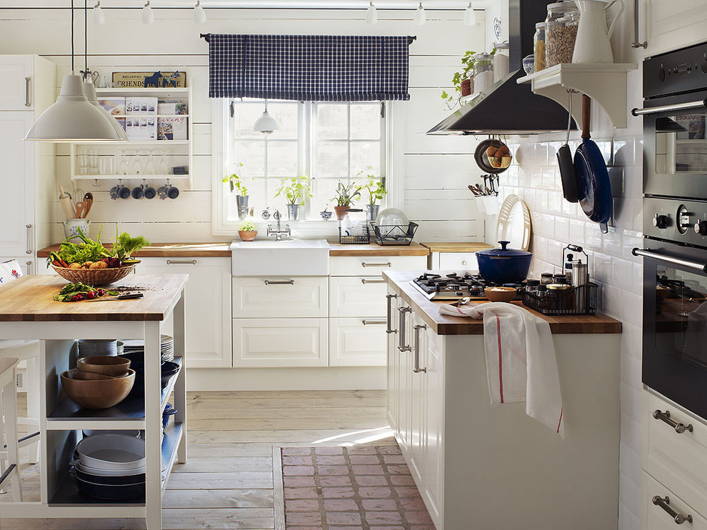Design ideas for a traditional kitchen in Melbourne.