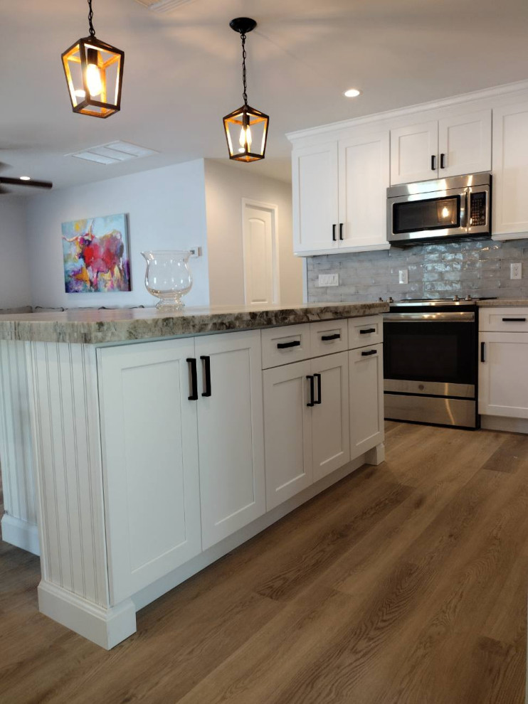 Transitional home design photo in Miami