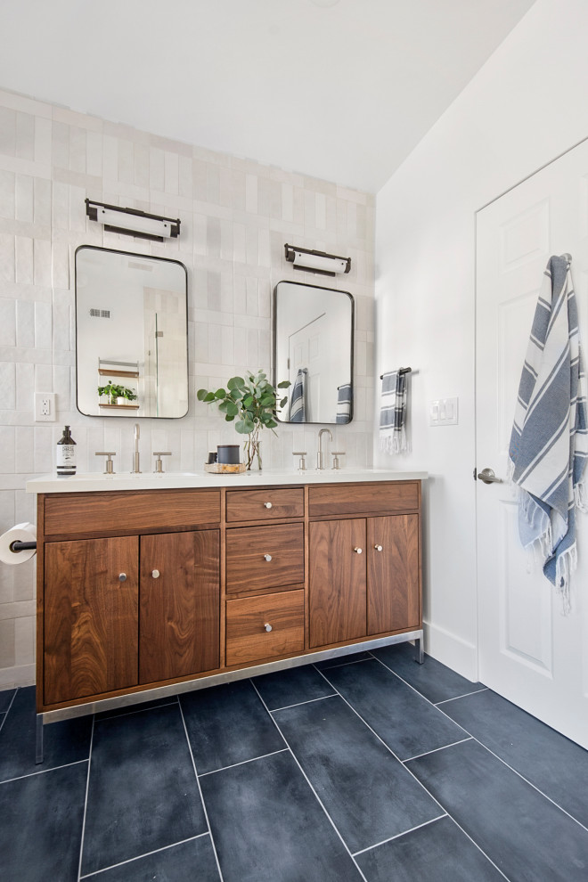 This is an example of a midcentury bathroom in Los Angeles.