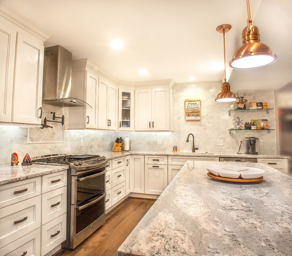 Example of a transitional kitchen design in DC Metro
