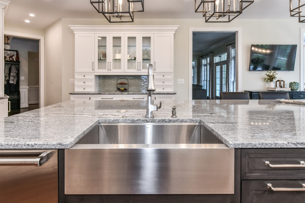 Kitchen - transitional kitchen idea in DC Metro