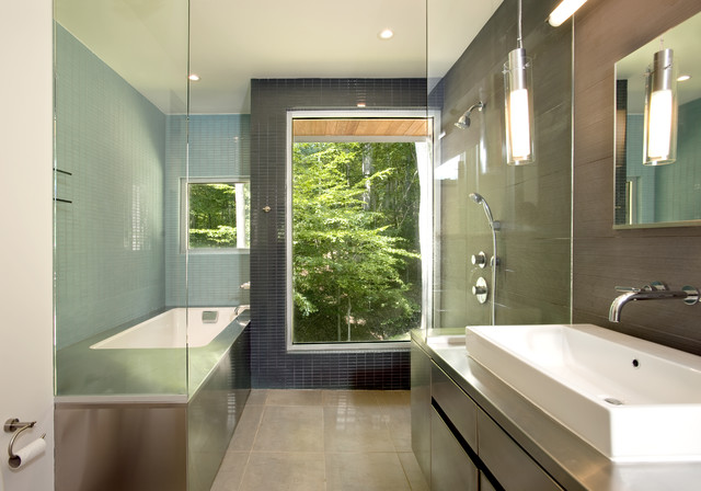 Forest House in Spring modern-badezimmer