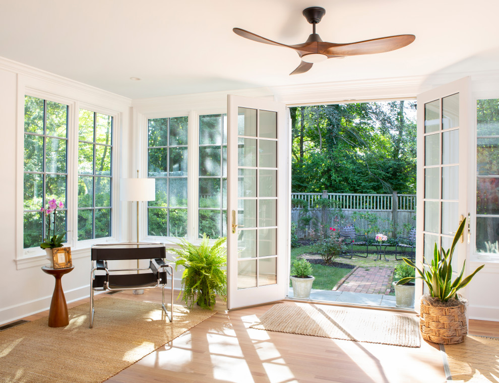 Idee per una grande veranda chic con pavimento in legno massello medio, soffitto classico e pavimento beige