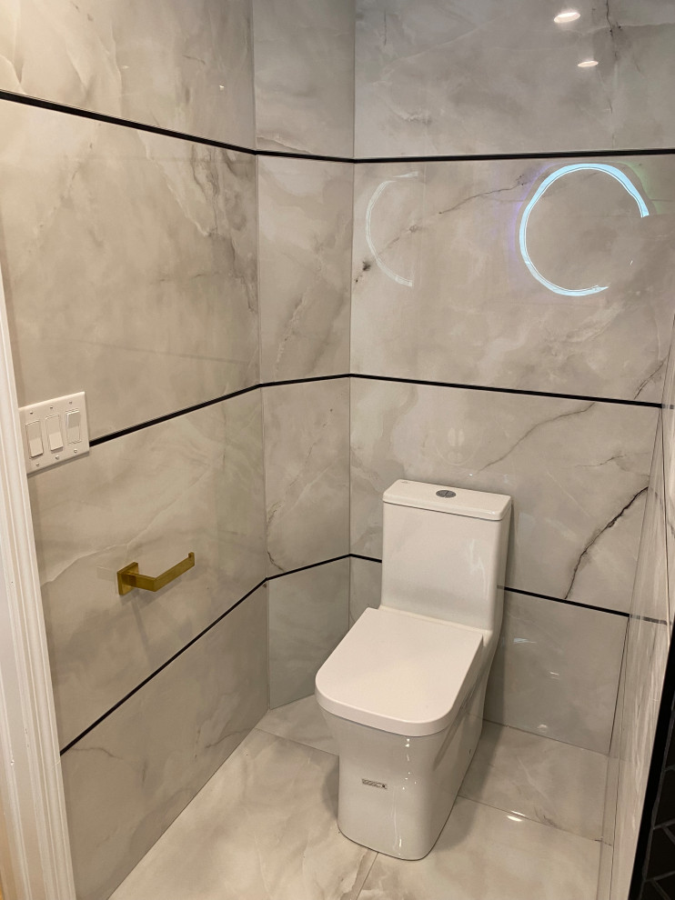 Modelo de cuarto de baño minimalista de tamaño medio con sanitario de una pieza, baldosas y/o azulejos blancas y negros, baldosas y/o azulejos de porcelana, suelo de baldosas de porcelana y suelo blanco