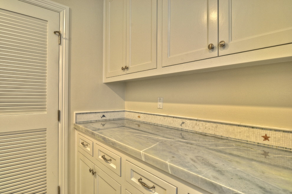 This is an example of a traditional laundry room in Los Angeles.