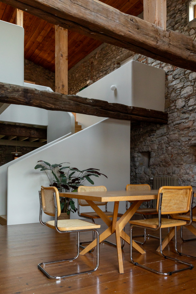 Foto de comedor abovedado contemporáneo con paredes grises, suelo de madera en tonos medios, suelo marrón y madera