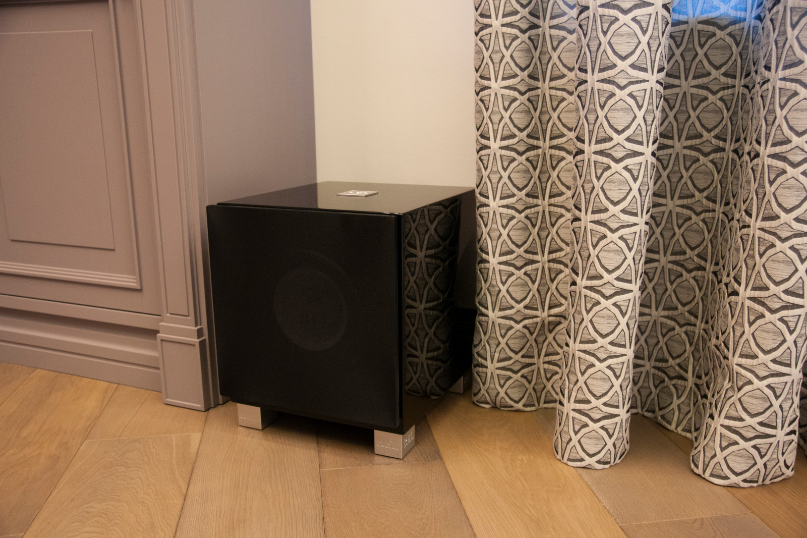 Сабвуфер REL домашнего кинотеатра