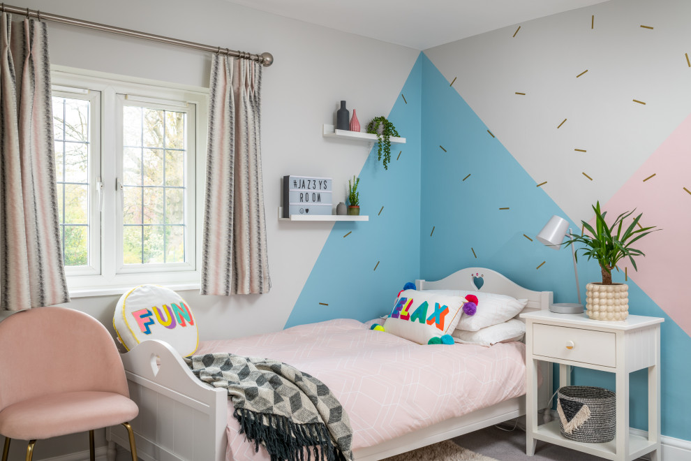 Design ideas for a traditional kids' bedroom in Surrey.