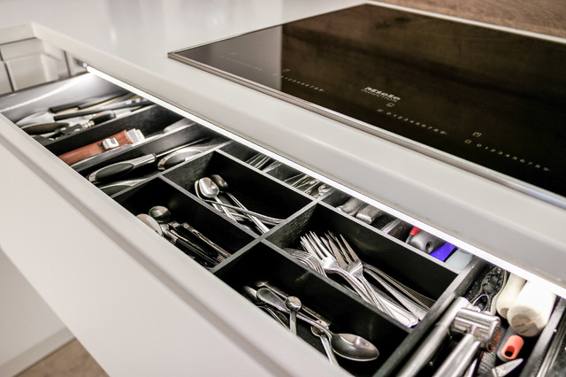 Cuisine blanche sans poign&eacute;es modern-kueche