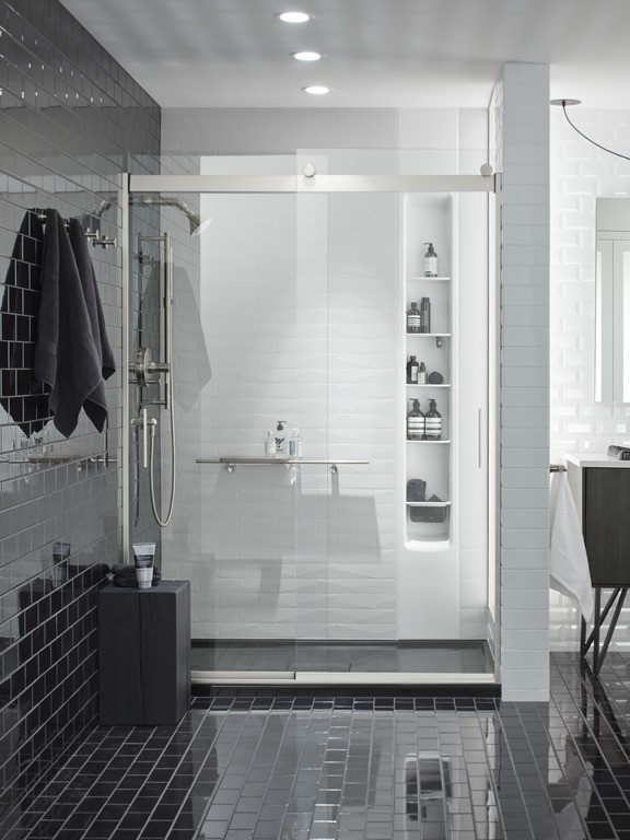 Foto di una stanza da bagno design con pistrelle in bianco e nero, pareti nere, pavimento nero e porta doccia scorrevole