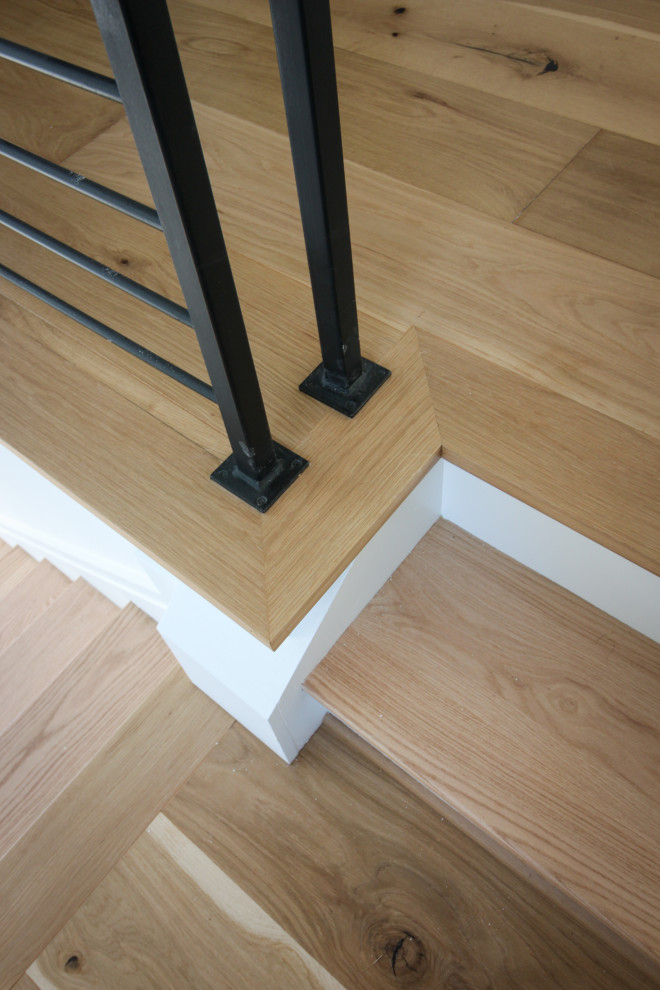 Пример оригинального дизайна: прямая лестница среднего размера в современном стиле с деревянными ступенями и металлическими перилами