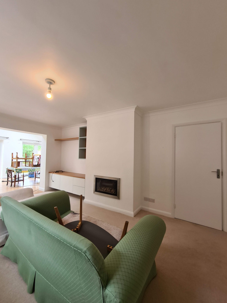Imagen de salón para visitas abierto y gris y blanco moderno grande sin chimenea y televisor con paredes blancas, suelo de madera oscura, suelo marrón y bandeja