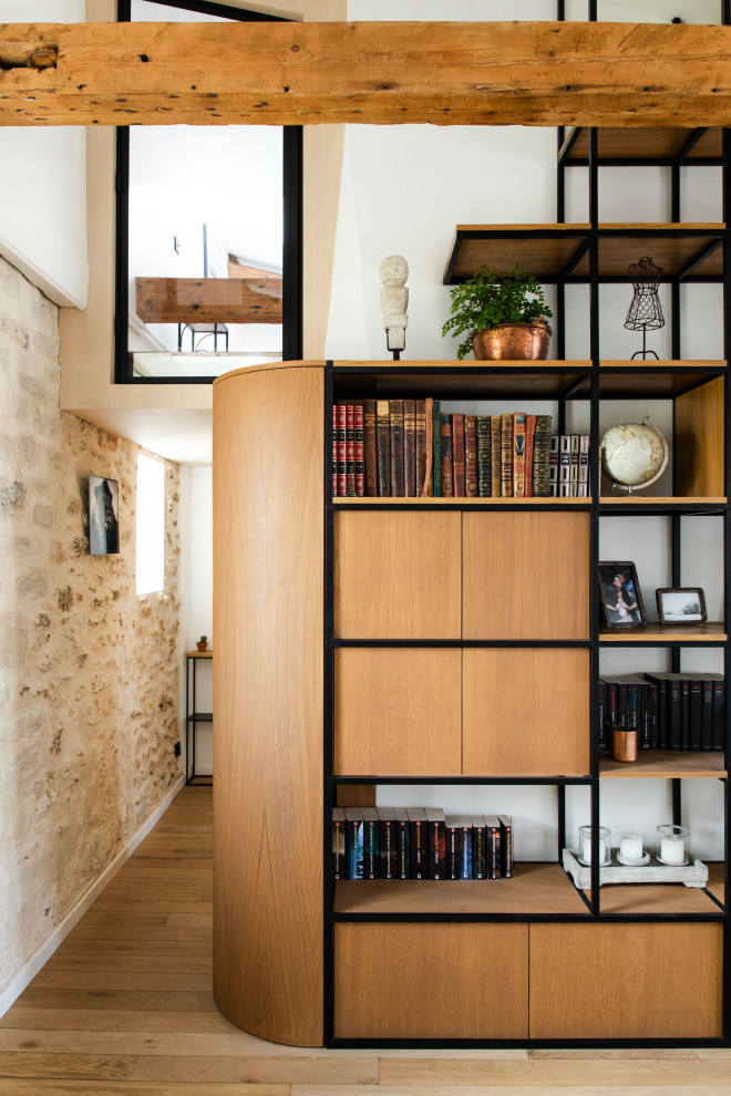 Cette image montre un couloir design en bois avec un mur blanc, parquet clair et un plafond en bois.