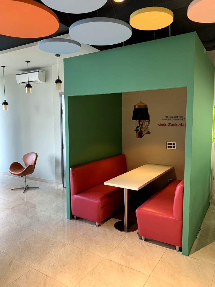 Photo of a modern entryway in Delhi.
