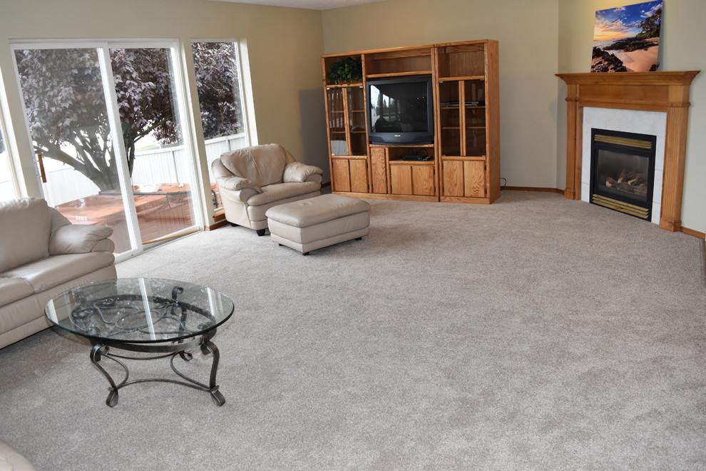 Foto de sala de estar clásica de tamaño medio con suelo gris