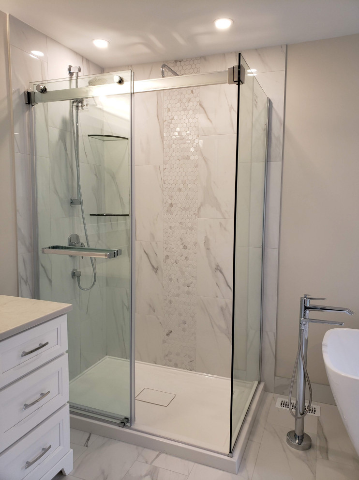 Inspiration för stora moderna beige en-suite badrum, med luckor med infälld panel, vita skåp, ett fristående badkar, en hörndusch, vit kakel, porslinskakel, klinkergolv i porslin, bänkskiva i kvartsit, vitt golv och dusch med skjutdörr