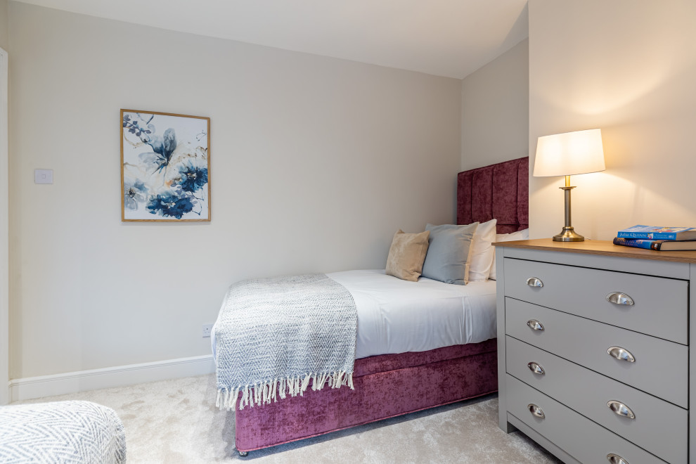 Modelo de habitación de invitados contemporánea de tamaño medio con paredes beige, moqueta y suelo beige
