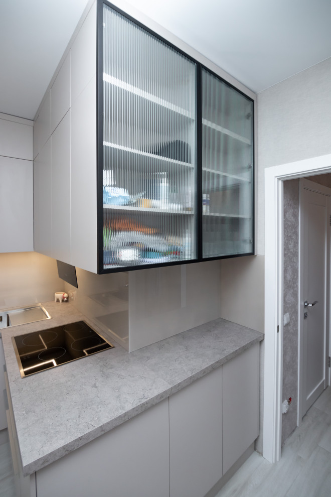 Современная угловая кухня в нежно-сером цвете