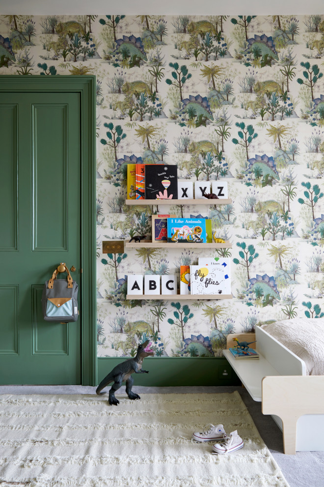 Idée de décoration pour une chambre d'enfant de 4 à 10 ans design de taille moyenne avec un mur vert, moquette, un sol gris et du papier peint.