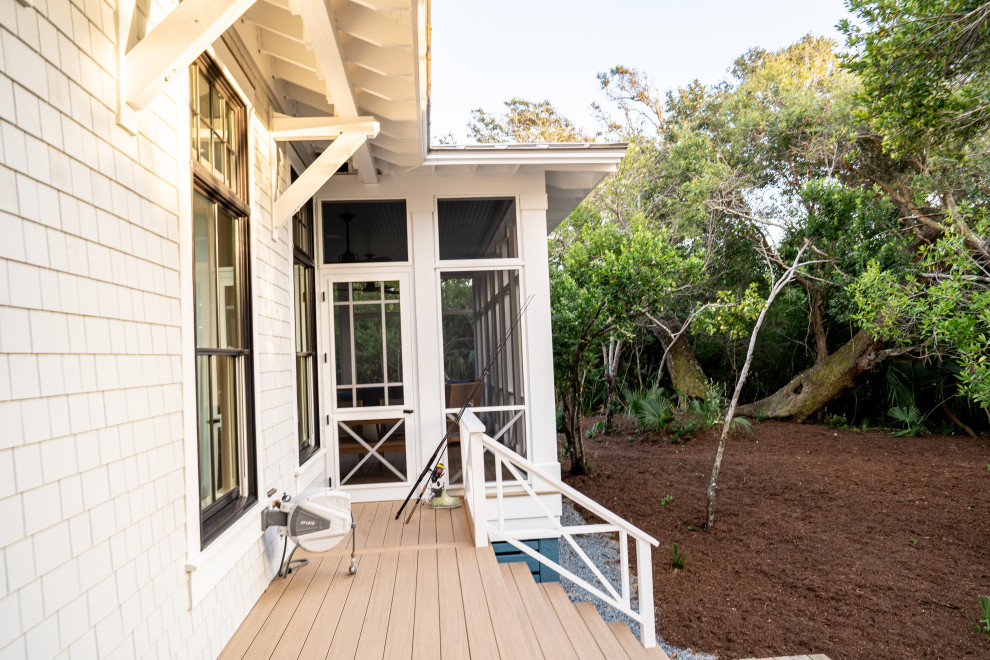 Cette photo montre un porche d'entrée de maison arrière bord de mer avec une moustiquaire et une terrasse en bois.