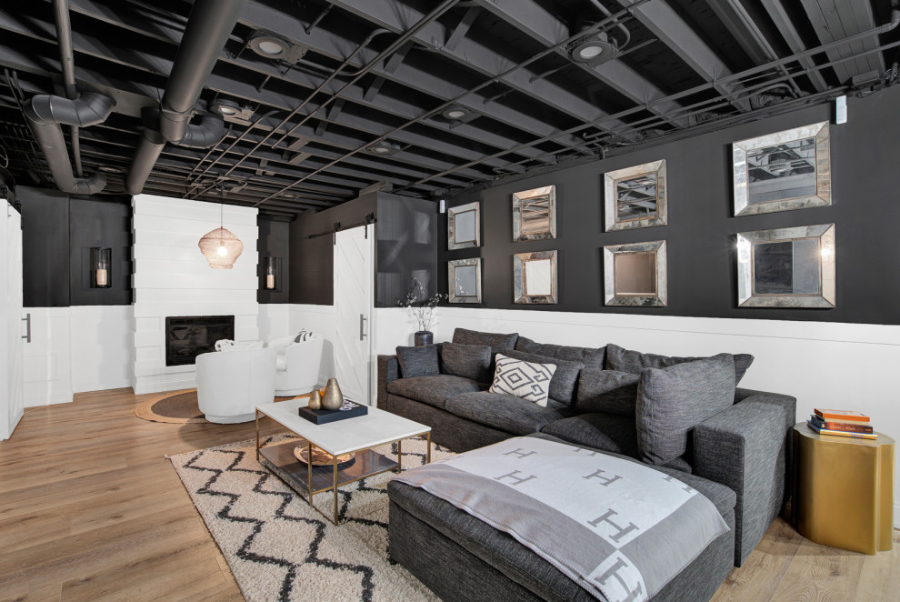 Пример оригинального дизайна: большая гостиная комната в стиле модернизм с черными стенами