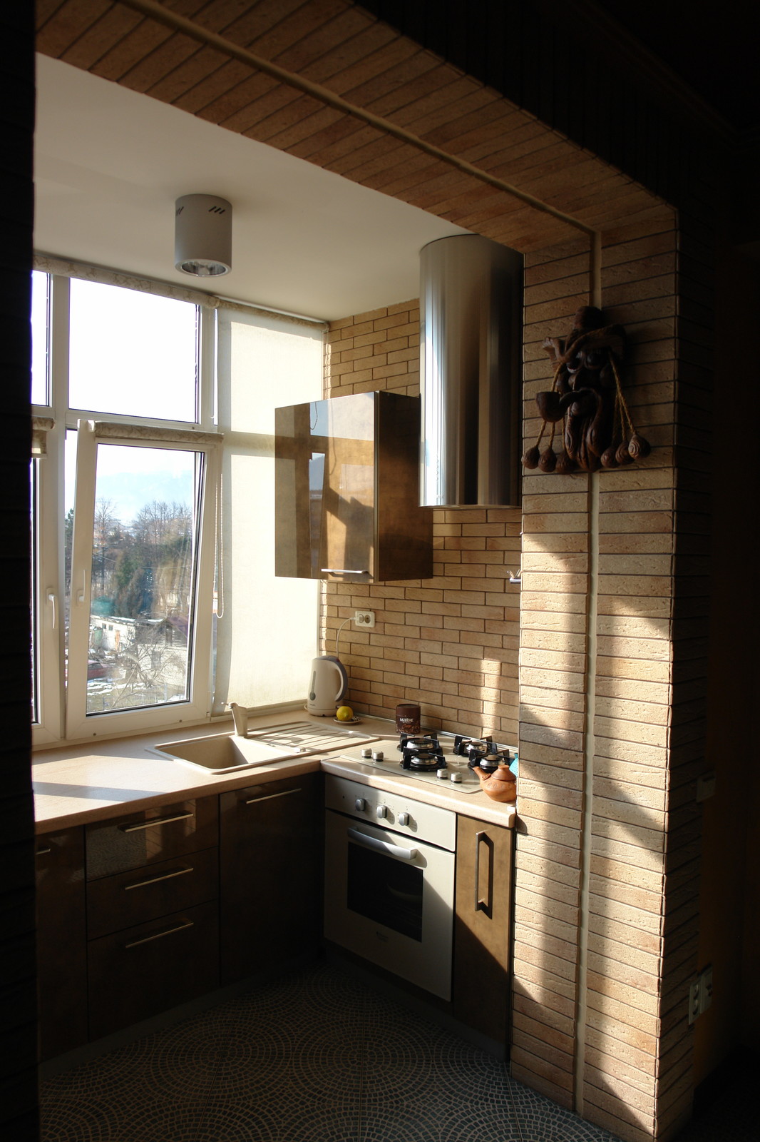 Перепланировка: из однушку в двушку с кладовкой и рабочим местом в спальне.