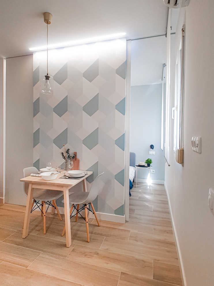 Cette image montre une petite salle à manger ouverte sur le salon design avec un mur blanc et du papier peint.
