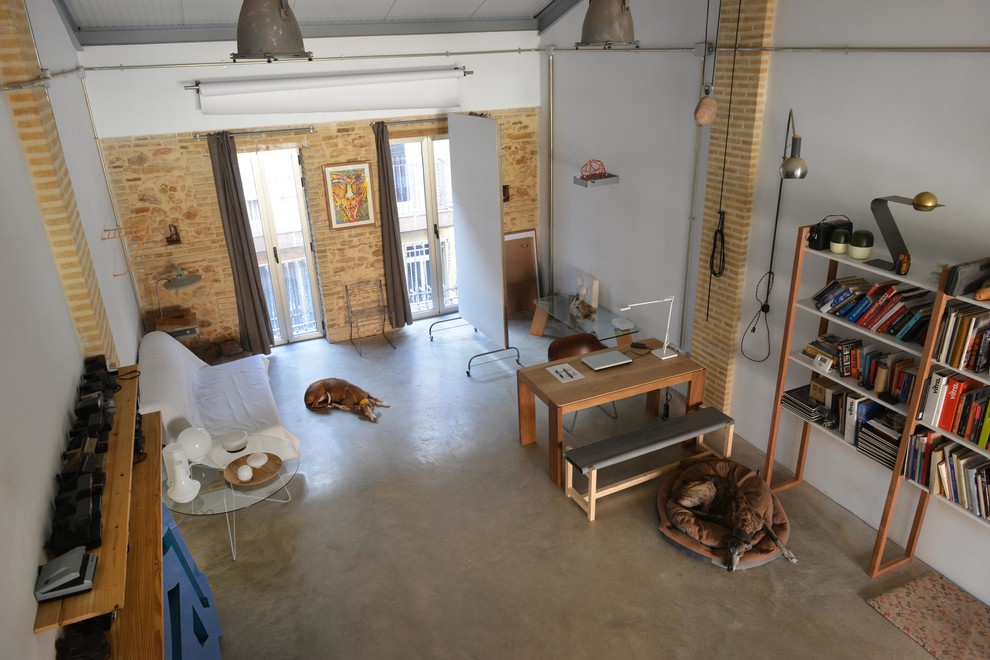 This is an example of an industrial family room in Valencia.