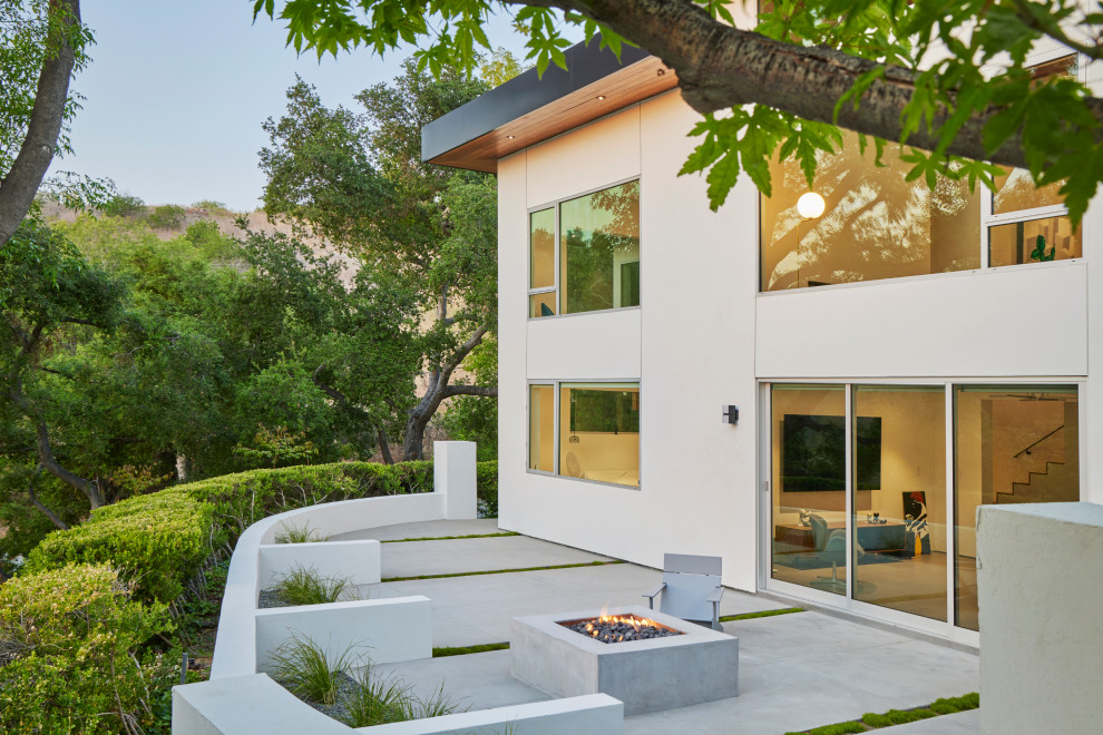 Ejemplo de fachada de casa blanca minimalista grande de dos plantas con tejado plano