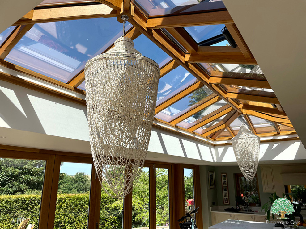 Источник вдохновения для домашнего уюта: большая терраса в современном стиле с стеклянным потолком