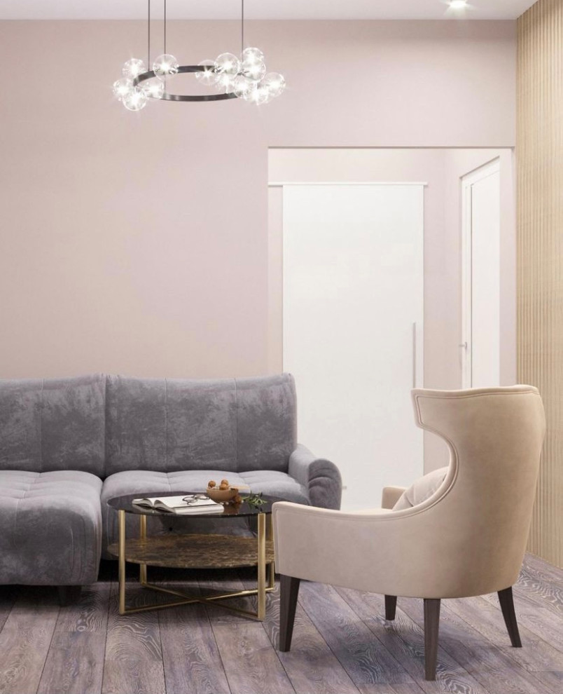 Источник вдохновения для домашнего уюта: большая открытая гостиная комната:: освещение в стиле модернизм с розовыми стенами, светлым паркетным полом и коричневым полом