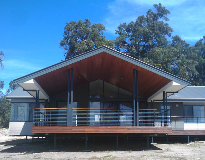 Design ideas for a contemporary deck in Perth.