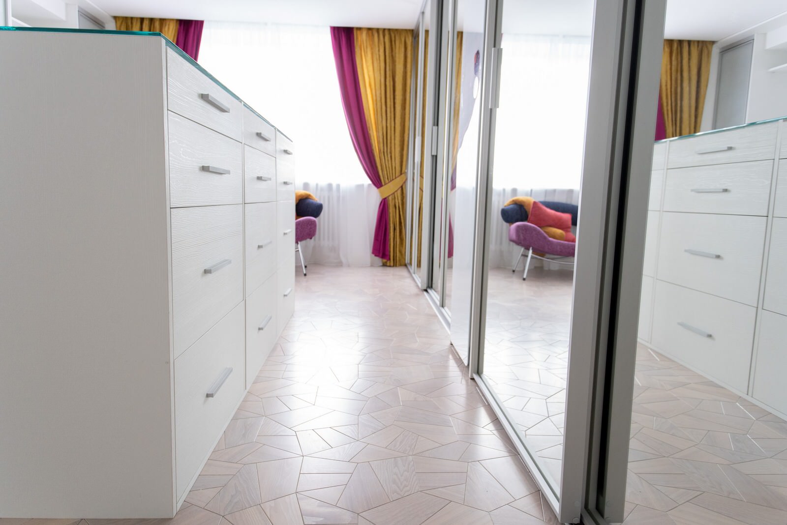 Гардеробная raumplus с комодом-островом