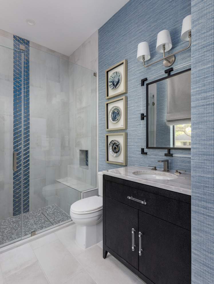 На фото: ванная комната в стиле неоклассика (современная классика) с черными фасадами, серой плиткой, цементной плиткой, синими стенами, врезной раковиной, тумбой под одну раковину и обоями на стенах