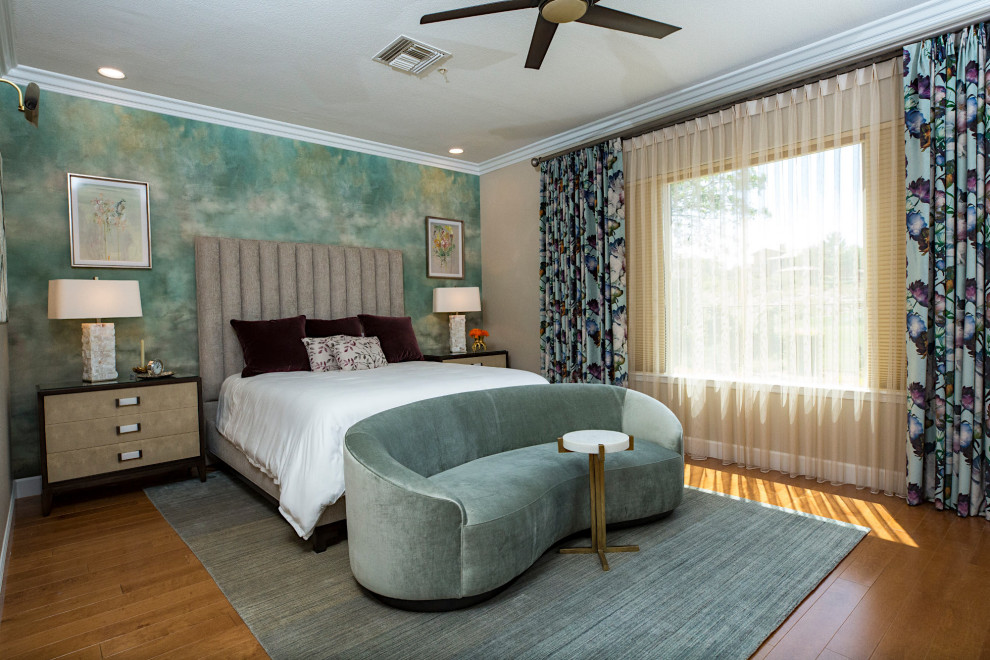 Großes Klassisches Hauptschlafzimmer mit braunem Boden, Tapetenwänden, beiger Wandfarbe und braunem Holzboden in Las Vegas