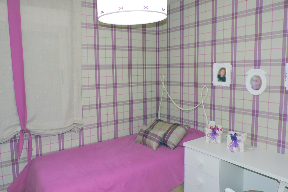 Small contemporary kids' bedroom in Valencia with purple walls for kids 4-10 years old and girls.