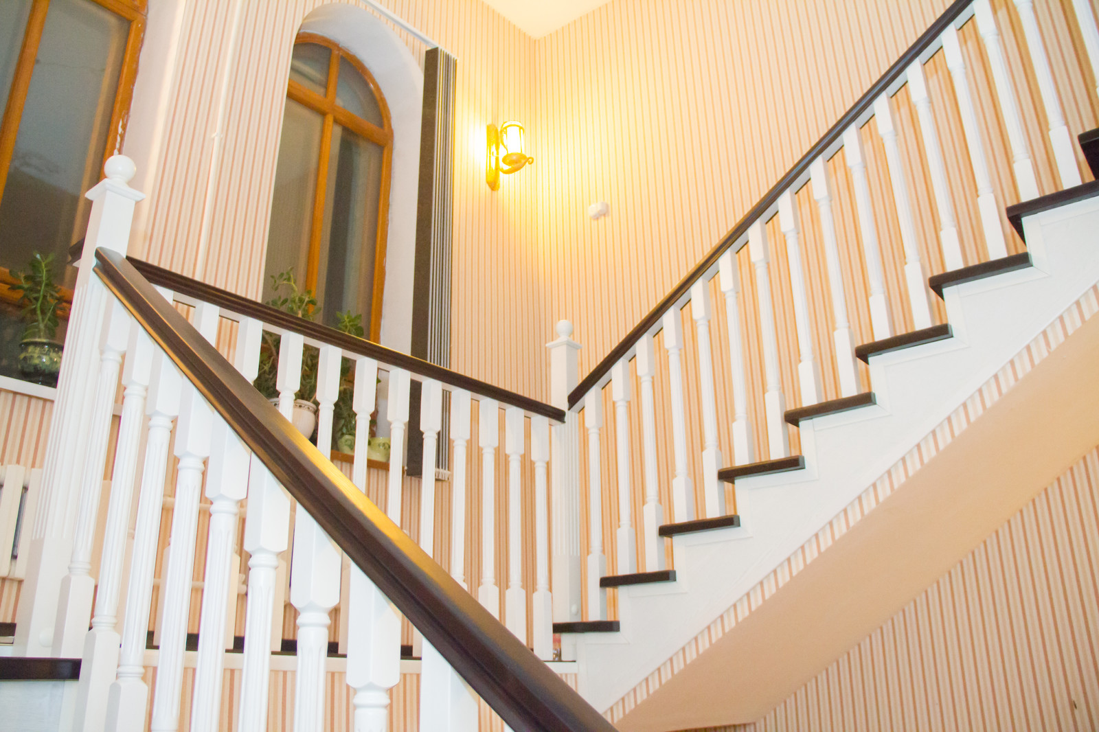 Лестница с белыми балясинами