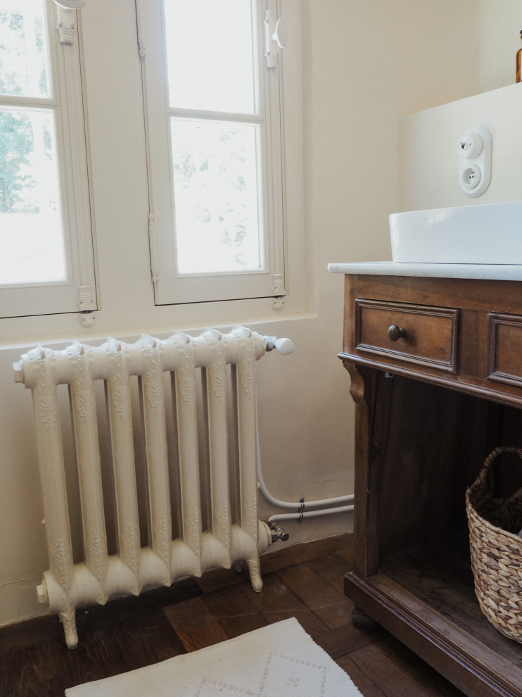 Foto på ett litet retro grå badrum med dusch, med skåp i mellenmörkt trä, beige väggar, mellanmörkt trägolv, ett nedsänkt handfat och marmorbänkskiva