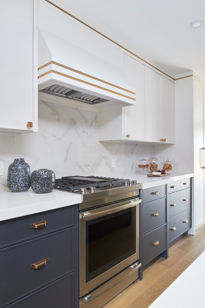 Inspiration for a mid-sized modern eat-in kitchen in Toronto with an undermount sink, shaker cabinets, white cabinets, quartzite benchtops, white splashback, porcelain splashback, stainless steel appliances, light hardwood floors, with island, beige floor and white benchtop.
