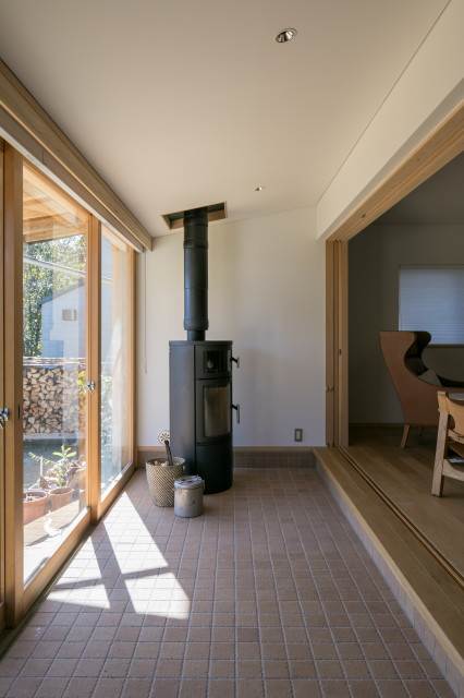稲村ガ崎の家 giapponese-moderno-portico