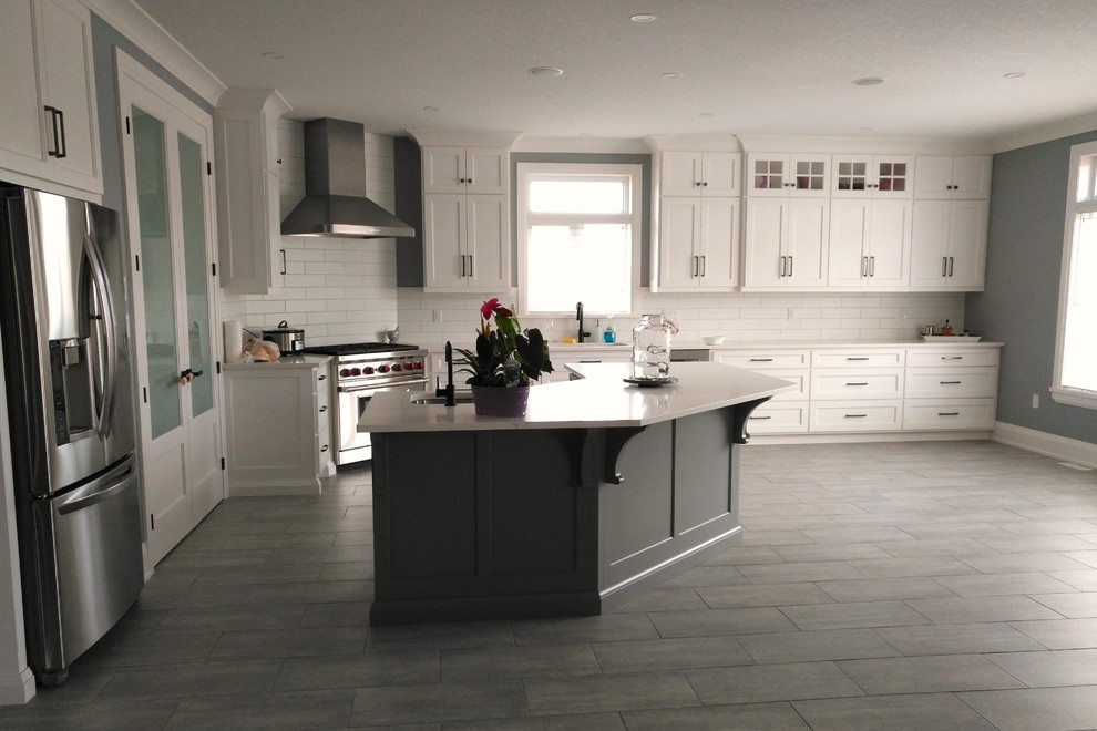 Kitchen - transitional kitchen idea in Toronto