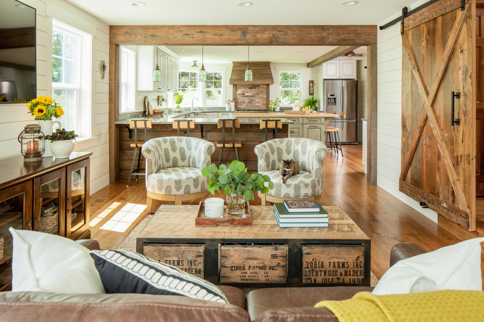 Mittelgroßes, Offenes Landhausstil Wohnzimmer ohne Kamin mit weißer Wandfarbe, braunem Holzboden, TV-Wand, braunem Boden und Holzdielenwänden in Seattle
