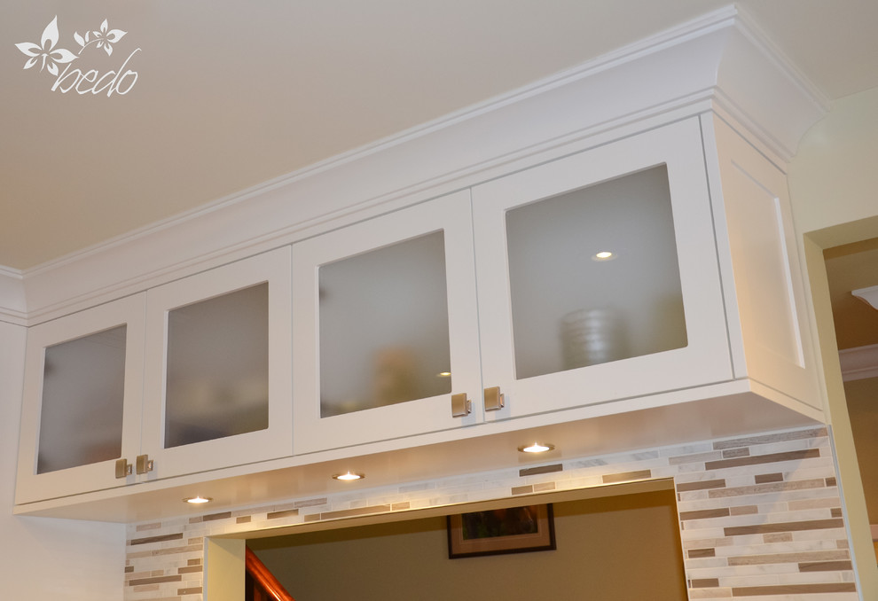 Transitional home design photo in Toronto