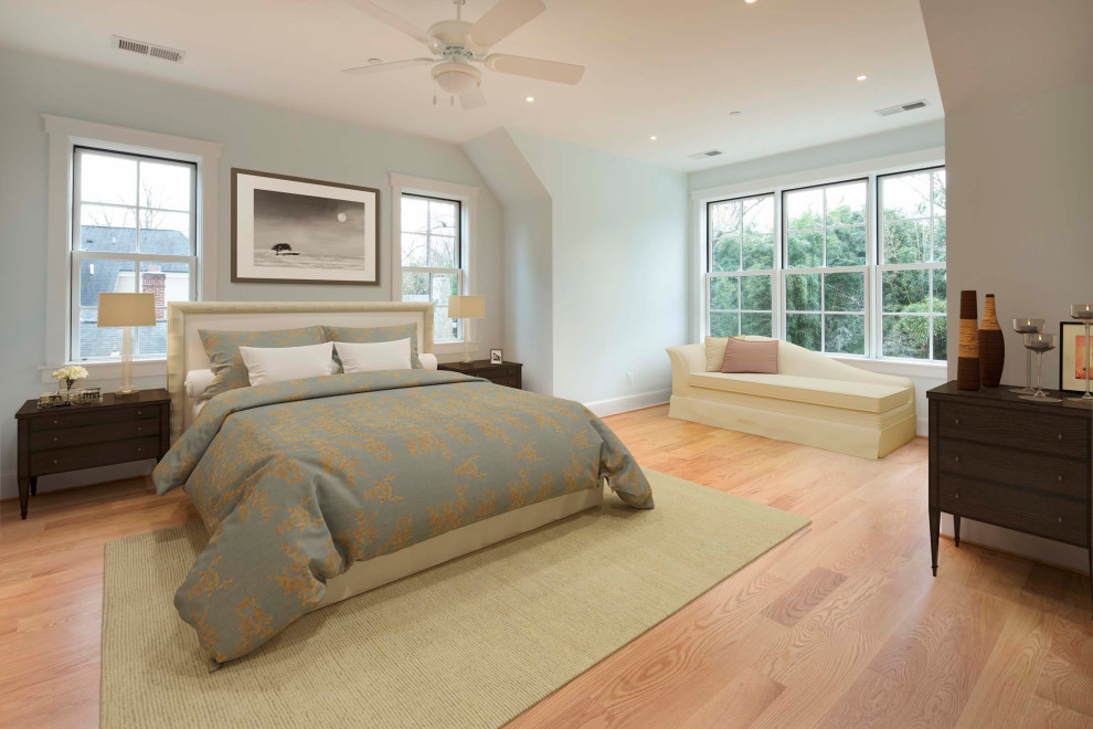 Modelo de dormitorio principal clásico renovado con paredes blancas, suelo de madera clara y suelo marrón
