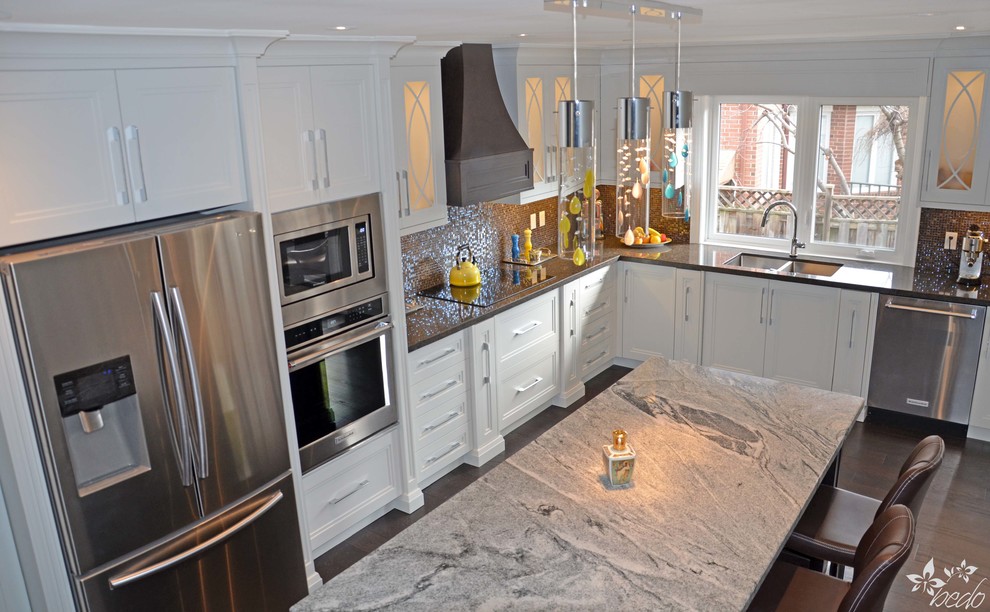 Mid-sized transitional l-shaped dark wood floor eat-in kitchen photo in Toronto with a double-bowl sink, shaker cabinets, white cabinets, quartz countertops, brown backsplash, mosaic tile backsplash, stainless steel appliances and an island