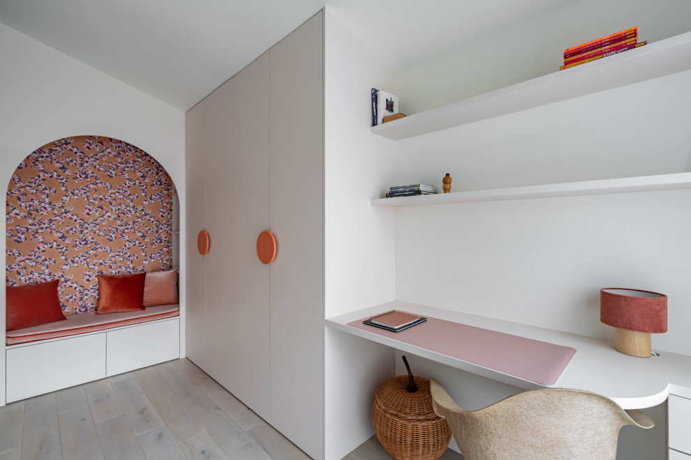 Cette image montre une chambre d'enfant nordique avec un sol gris et du papier peint.