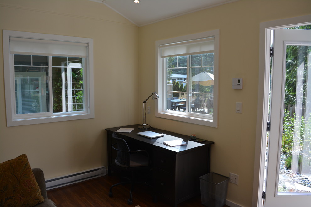 Transitional home design photo in Vancouver