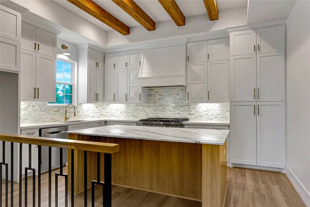 Example of a transitional kitchen design in Houston