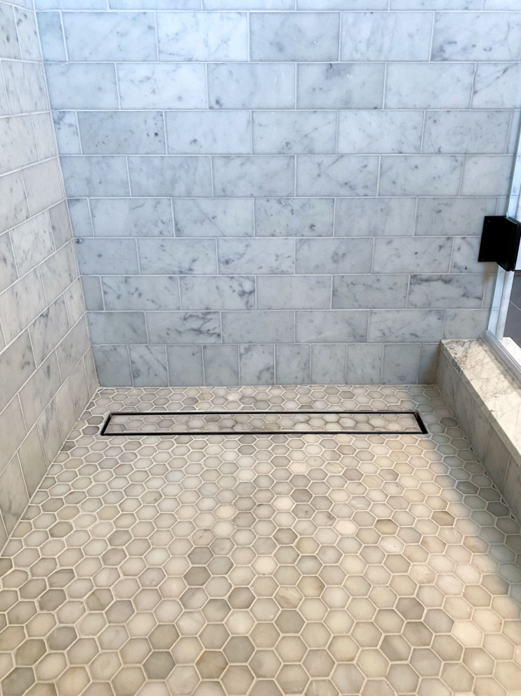 Idéer för att renovera ett mellanstort vintage grå grått en-suite badrum, med skåp i shakerstil, grå skåp, en dusch i en alkov, en toalettstol med separat cisternkåpa, grå kakel, marmorkakel, grå väggar, klinkergolv i porslin, ett undermonterad handfat, marmorbänkskiva, svart golv och dusch med gångjärnsdörr