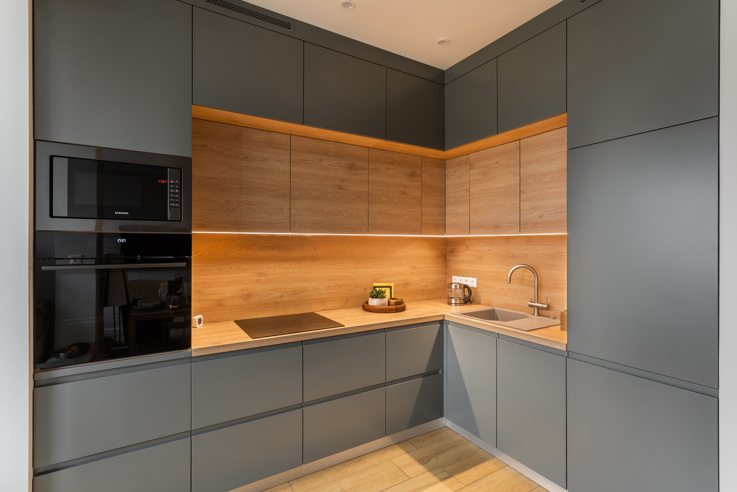 Серый и дерево под цвет пола